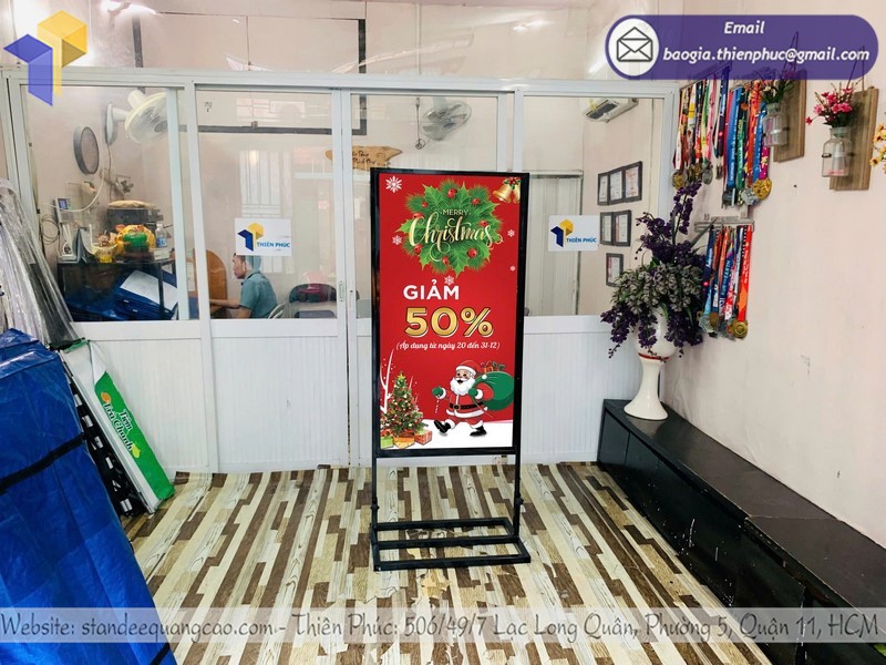 Tận dụng standee khung sắt hai mặt nhân dịp Lễ Giáng Sinh